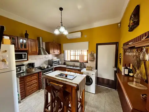 Casa 4 ambientes con 2 baños