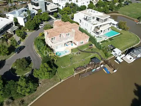 Casa en Venta con 4 cocheras