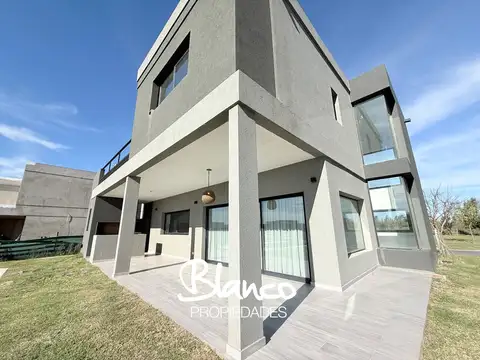 Casa 4 ambientes con 4 baños