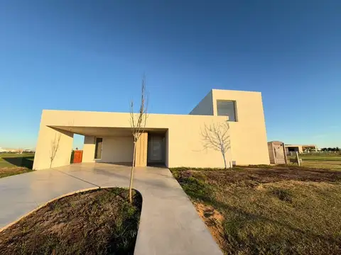 Casa 6 ambientes con 2 baños