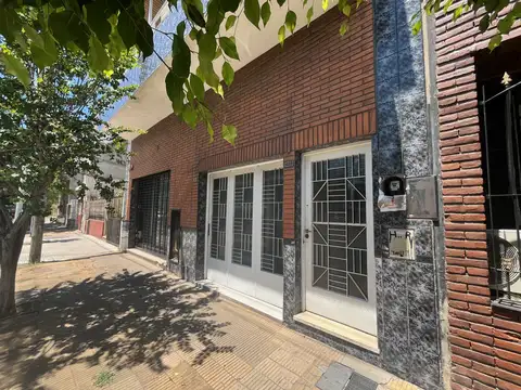 Propiedad Multifamiliar en Block: 2 locales + 2 Ph de 4 y 3 Ambientes. Apto Credito