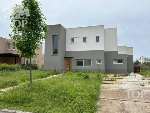 Casa en dos plantas al agua