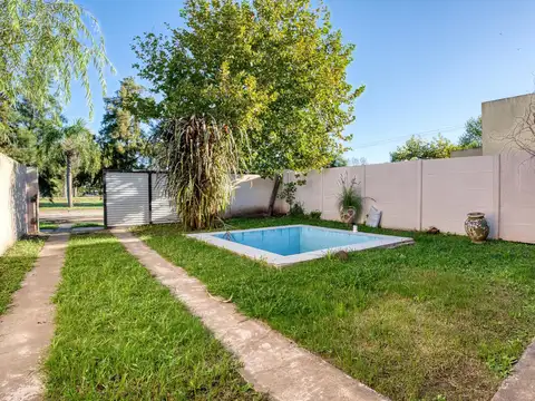 Casa en Alquiler con 1 cochera