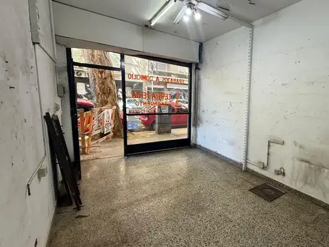 Sarmiento y Salguero, Excelente Local comercial Frente Plaza Almagro