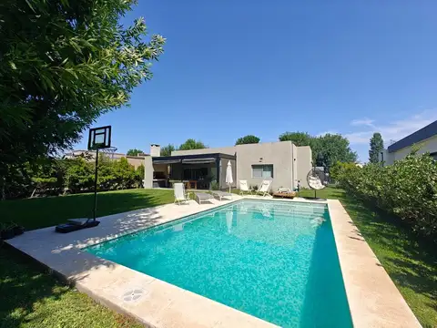 Casa 4 ambientes con 3 baños