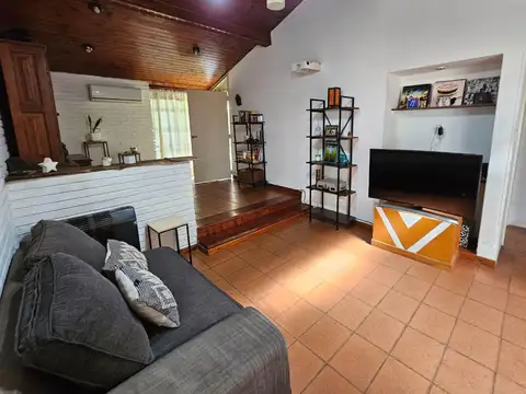 CASTELAR VENTA CASA 4 AMBIENTES 2 BAÑOS Y PARQUE