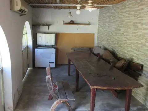 CASTELAR VENTA CASA 4 AMBIENTES 2 BAÑOS Y PARQUE