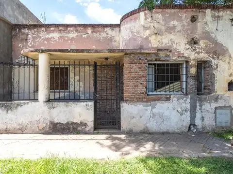 VENTA - Casa a refaccionar de 2 dormitorios y patio - San Lorenzo.