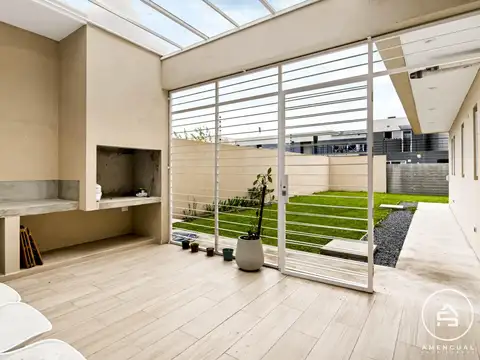 Casa 6 ambientes con 2 baños