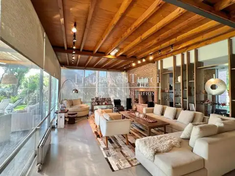 Casa en Venta con 3 cocheras