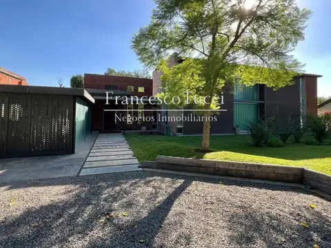 Casa en venta 5 ambiente con vista al golf Barrio Pingüinos
