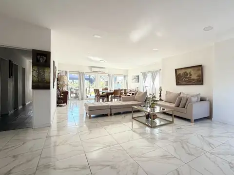 Casa en Venta con 3 cocheras