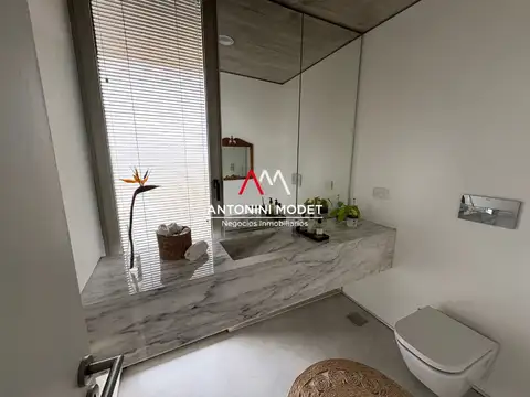Casa en Venta con 2 cocheras