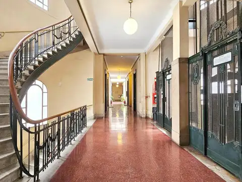 Oficina en edificio estilo Francés. Excelente ubicación. 2 ambientes. 55mts2. Seguridad