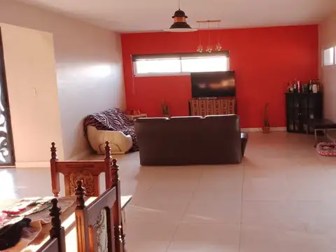 Casa 6 ambientes con 2 baños