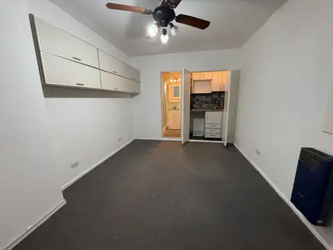 Oficina en impecable estado. Con kitchenette y baño a nuevo