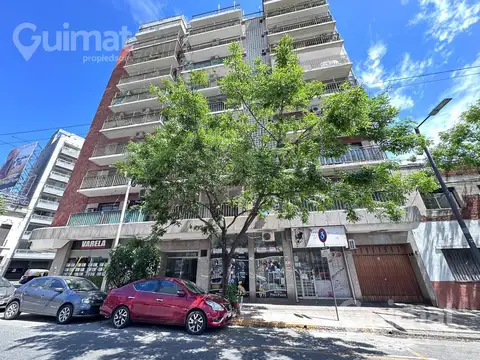 PARQUE CENTENARIO 4 AMBIENTES BAÑO TOILETTE GRAN COCINA,  BALCON AL FRENTE COCHERA FIJA CUBIERTA