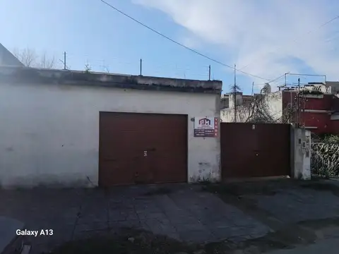 Venta galpón y amplio espacio libre