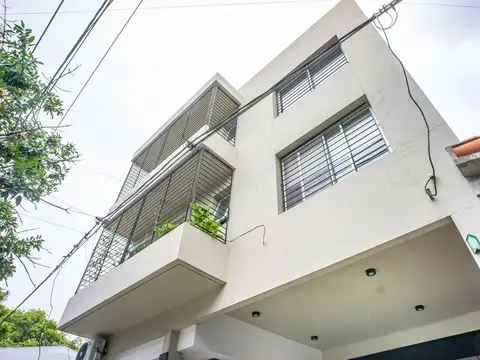 VENTA - DEPARTAMENTO POR ESCALERA DE DOS DORMITORIOS CON BALCÓN Y COCHERA - REFINERIAS