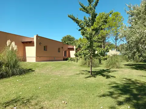 Casa en Alquiler en Countries y Barrios Cerrados en Lujan, USD 1.800
