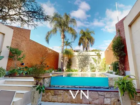 Casa de 4 pisos en Devoto en Venta – Piscina, Quincho y Parrilla.