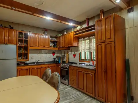 Casa 4 ambientes con 2 baños