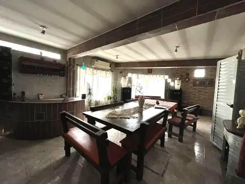Casa 6 ambientes con 2 baños
