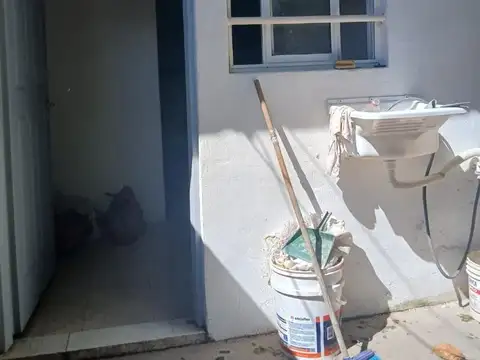 Monoambiente con patio y cochera en alquiler