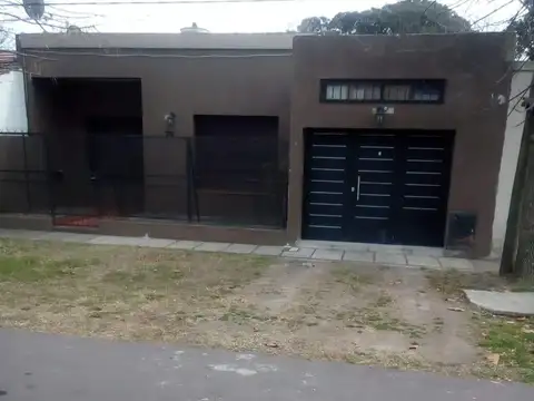 Casa en venta - 2 Dormitorios 1 Baño - Cochera - 242Mts2 - Ensenada