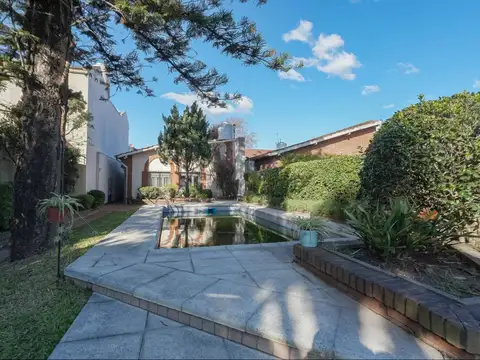 CASA EN BANFIELD CON GRAN JARDIN, PILETA CLIMATIZA