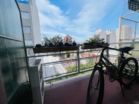 MONOAMBIENTE CON BALCON - FLORES