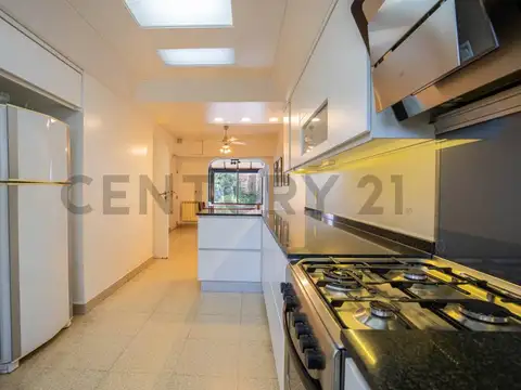 Casa en Venta con 3 cocheras