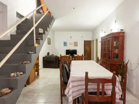 Venta- Casa 5 amb. Bernal- COCHERA Y PARRILLA