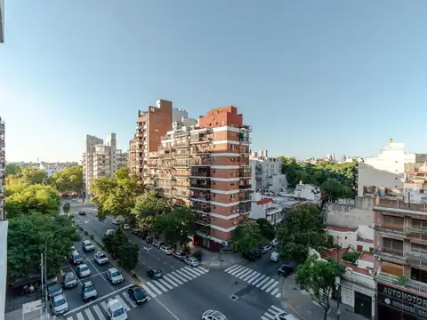 Luminosa oficina en venta, semi piso alto, en Caballito, cerca de todo.