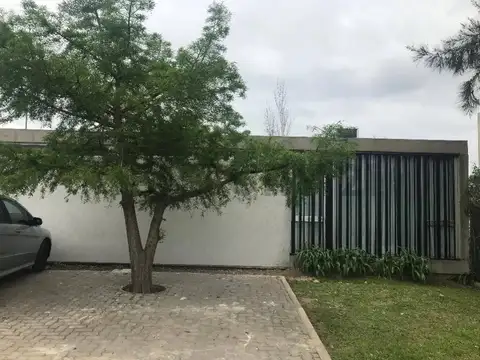 Casa en Alquiler de 2 dormitorios con pileta en Barrio Cerrado