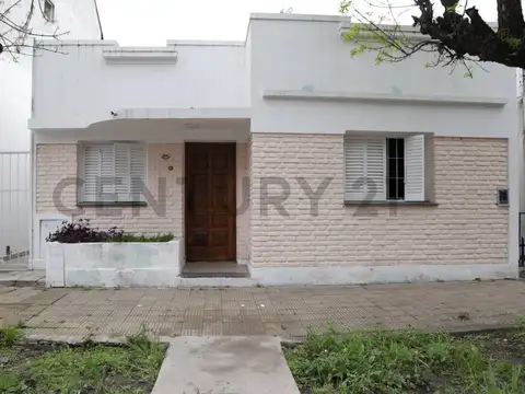 VENTA CASA 4 AMBIENTES CON PATIO EN CASEROS