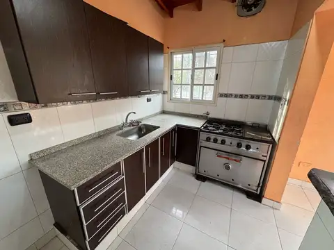 Departamento de tres ambientes en planta alta
