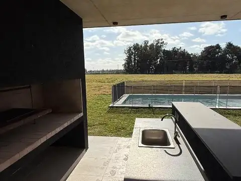 Casa 5 ambientes con 4 baños