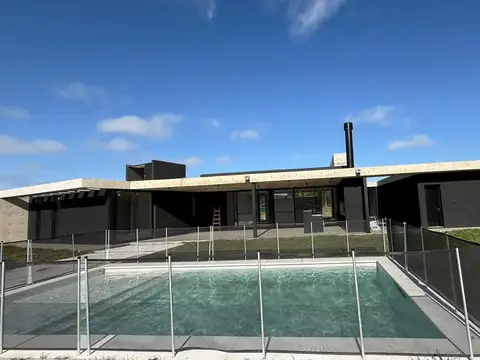 CASA 4 DORMS EN COMARCAS DE LUJÁN HORMIGON VISTO CON PILETA