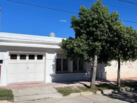 Casa en Alquiler con 1 cochera