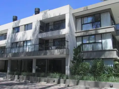 Lindísimo departamento en PB con galería, jardín y seguridad las 24 hs.