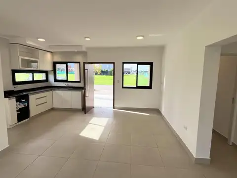 Casa 4 ambientes con 2 baños