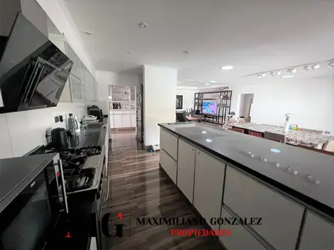 Casa en Venta con 6 cocheras