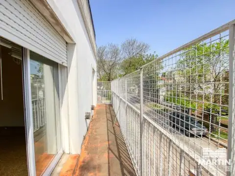 Gran chalet en planta alta, mas departamento de dos ambientes.