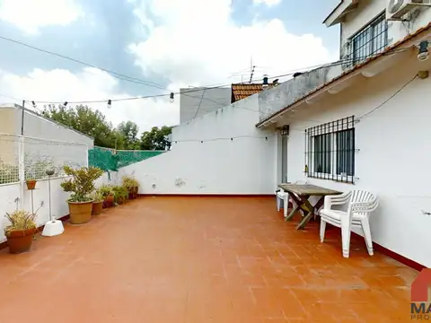 Gran Chalet en planta alta, mas departamento de dos ambientes - Olivos