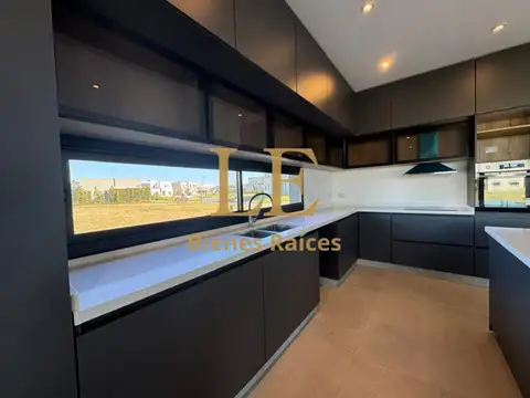 Casa en Venta con 5 cocheras
