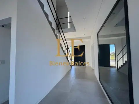 Casa 6 ambientes con 5 baños