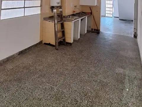 Casa 7 ambientes con 1 baño