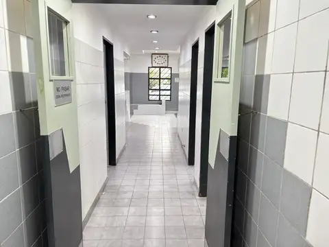 Oficina 8 ambientes con 4 baños