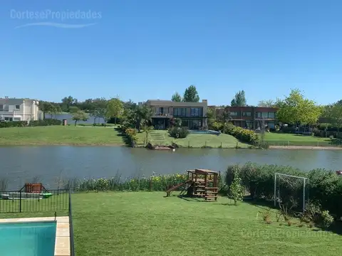 Casa 4 ambientes con 2 baños